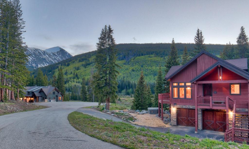 Moose Meadow Retreat - main image