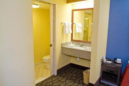 Days Inn by Wyndham Blue Springs - image 21