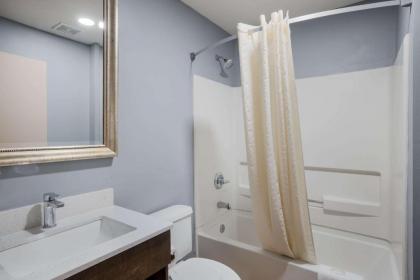 Quality Inn & Suites Blue Springs - Kansas City - image 13