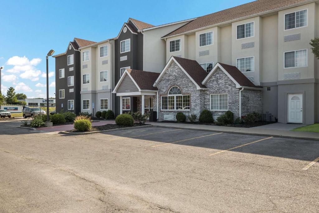 Quality Inn & Suites Blue Springs - Kansas City - image 2