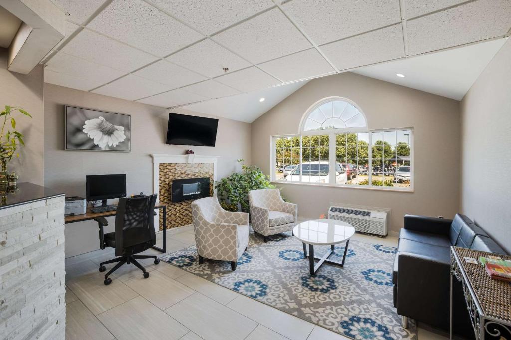 Quality Inn & Suites Blue Springs - Kansas City - image 4