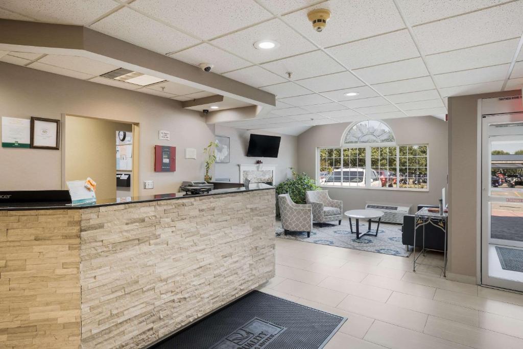 Quality Inn & Suites Blue Springs - Kansas City - image 5