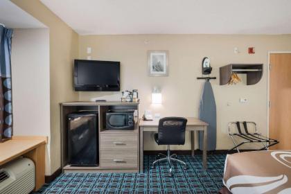 Quality Inn & Suites Blue Springs - Kansas City - image 7