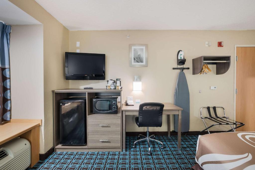 Quality Inn & Suites Blue Springs - Kansas City - image 7