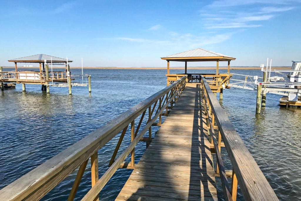 Waterfront Tiny House with Private Dock and Golf Cart! - image 3