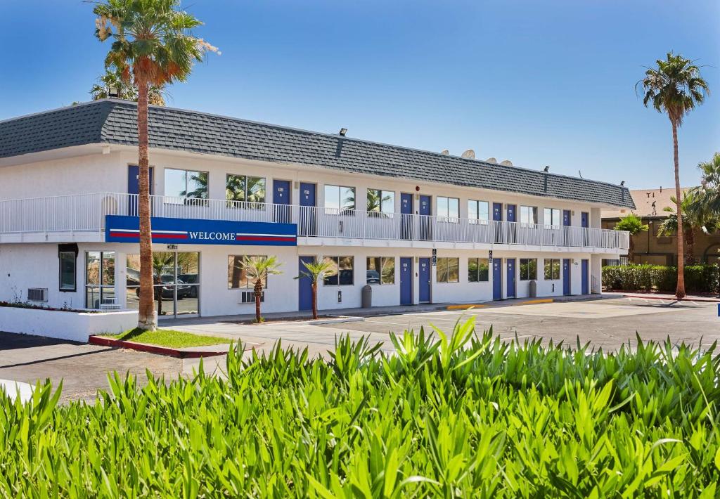 Motel 6-Blythe CA - main image