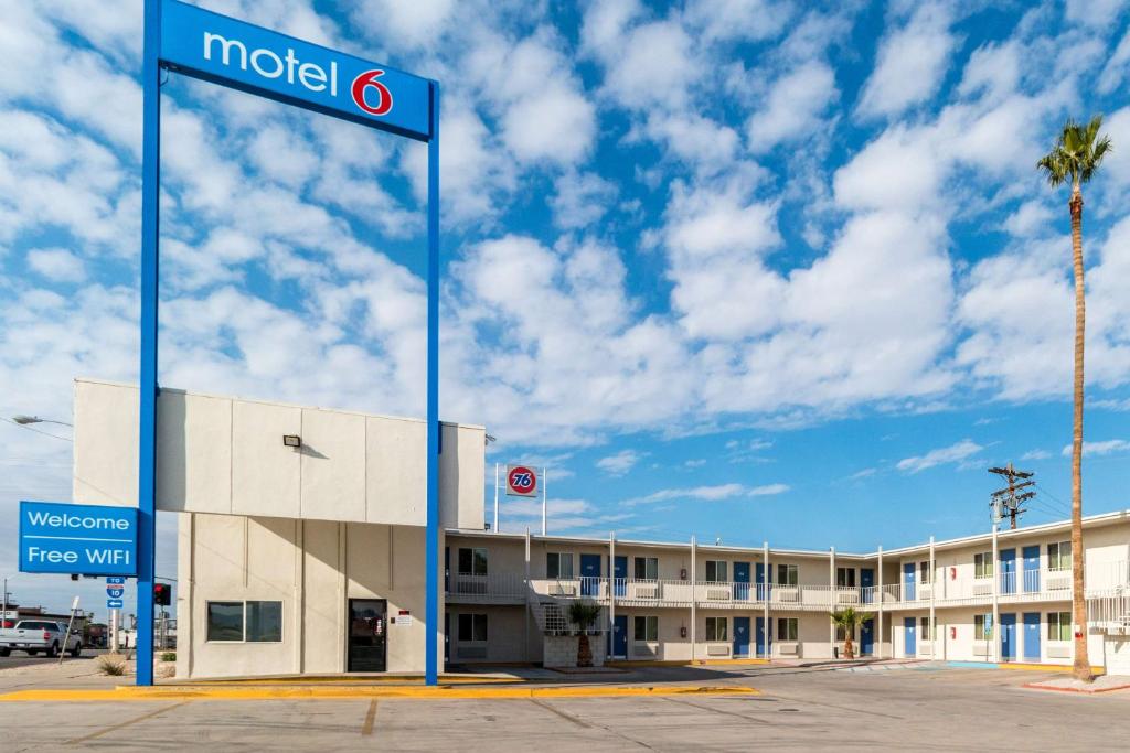Motel 6-Blythe CA - South - main image
