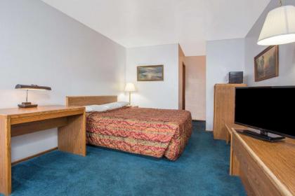 Knights Inn Boardman - image 15