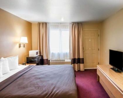 Quality Inn Airport - image 4