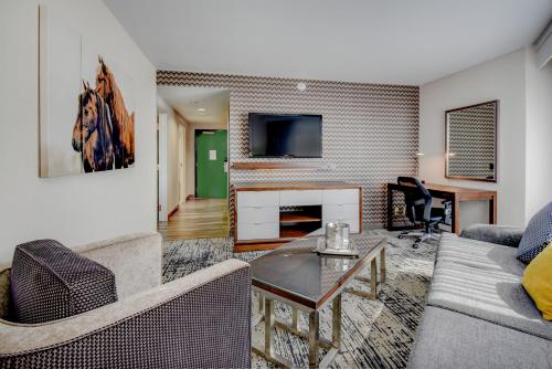 The Grove Hotel - image 2