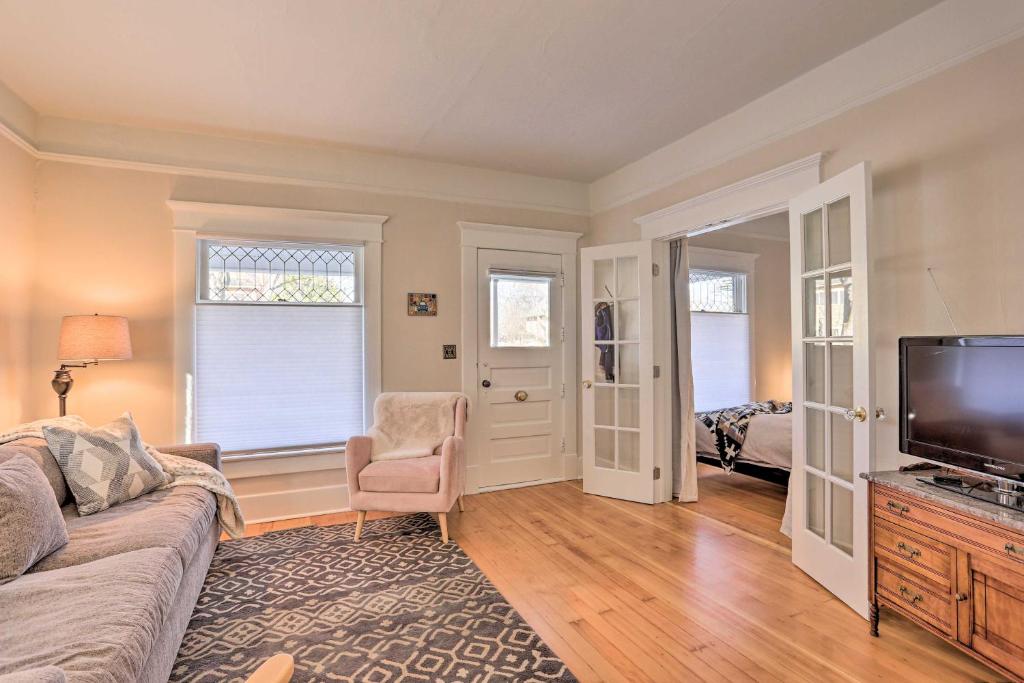 Vintage-Chic Home with Patio - Walk to Hyde Park! - image 3