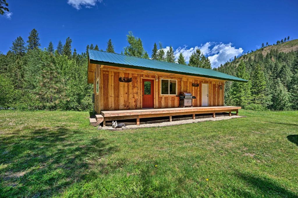 Cozy Countryside Cabin in Robie Creek Park! - main image