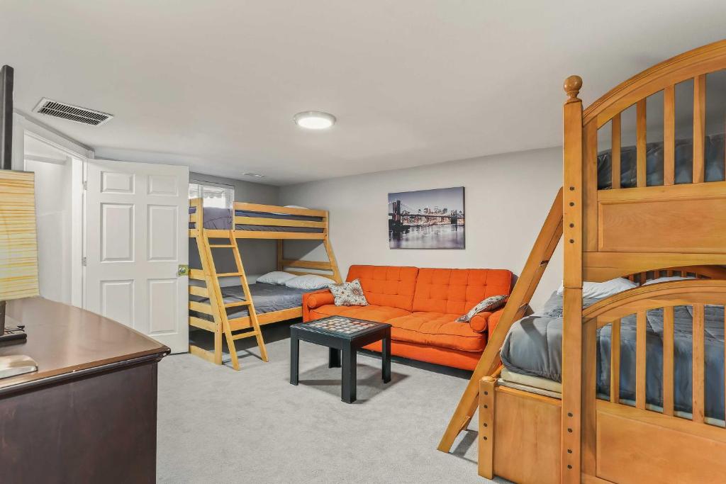 Large Family Home with Garage Game Room and Office - image 3