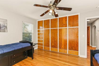 Large Family Home with Garage Game Room and Office - image 6