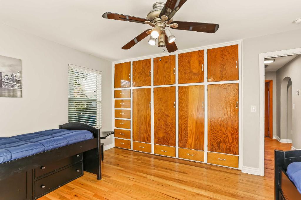 Large Family Home with Garage Game Room and Office - image 6
