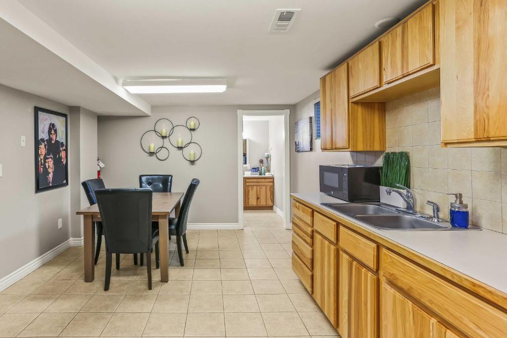 Large Family Home with Garage Game Room and Office - image 7