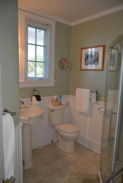 Lake George Boathouse Bed & Breakfast - image 2
