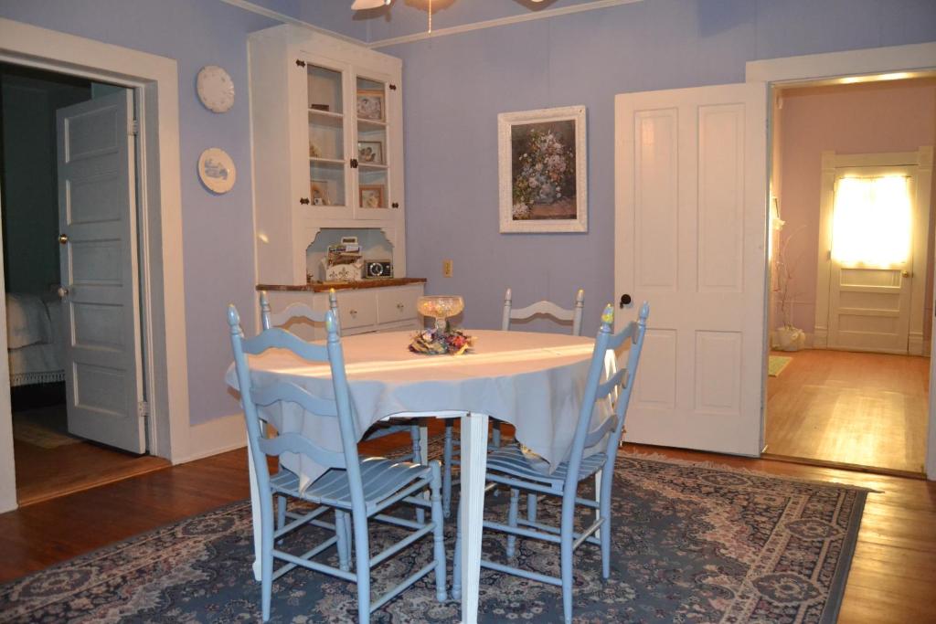 Carleton House Bed and Breakfast - image 3