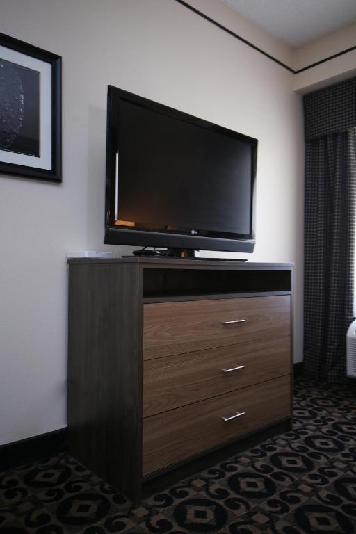 Quality Inn & Suites University - image 6