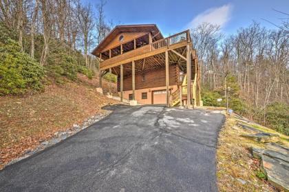the Cozy Bear Cabin Upscale Deck and mtn Views