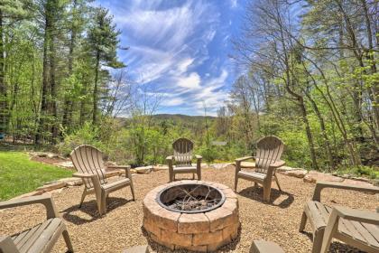 Woodsy Getaway with Hot tub Deck and mtn Views