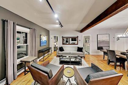 Charming Bayfront Escape - Walk to Dining home