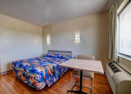 Super 7 Inn - image 15