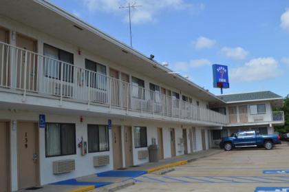 Super 7 Inn - image 2