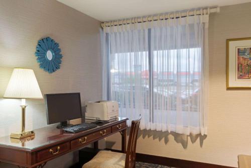 Ramada by Wyndham Boston - image 4
