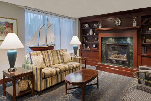Ramada by Wyndham Boston - image 5