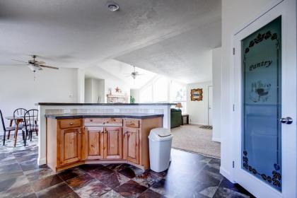 Secluded Boulder House - Next to National Forests! - image 12