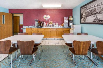 Super 8 by Wyndham Bourbonnais/Kankakee Area - image 10