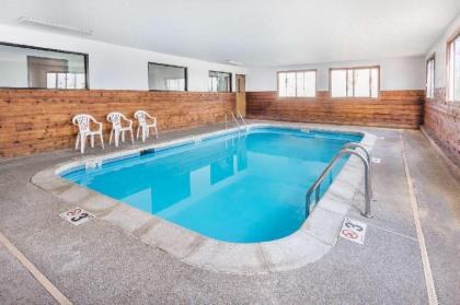 Super 8 by Wyndham Bourbonnais/Kankakee Area - image 4