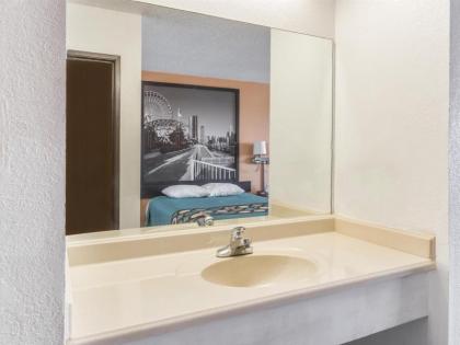 Super 8 by Wyndham Bourbonnais/Kankakee Area - image 7