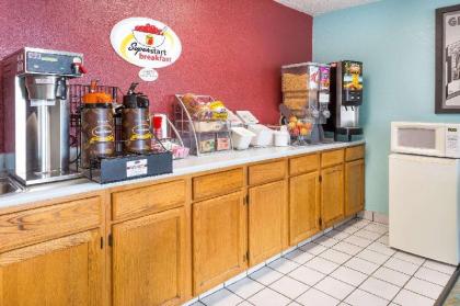 Super 8 by Wyndham Bourbonnais/Kankakee Area - image 9