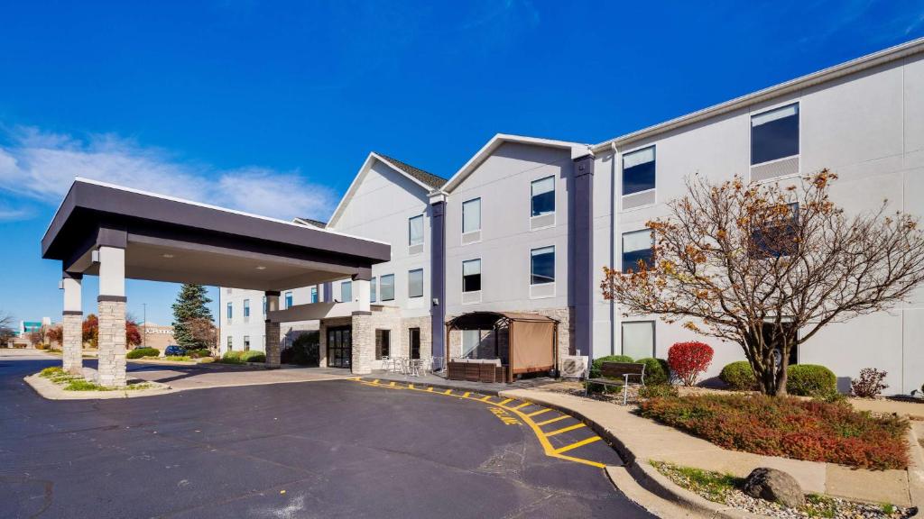 Best Western Plus Bourbonnais Hotel & Suites - main image