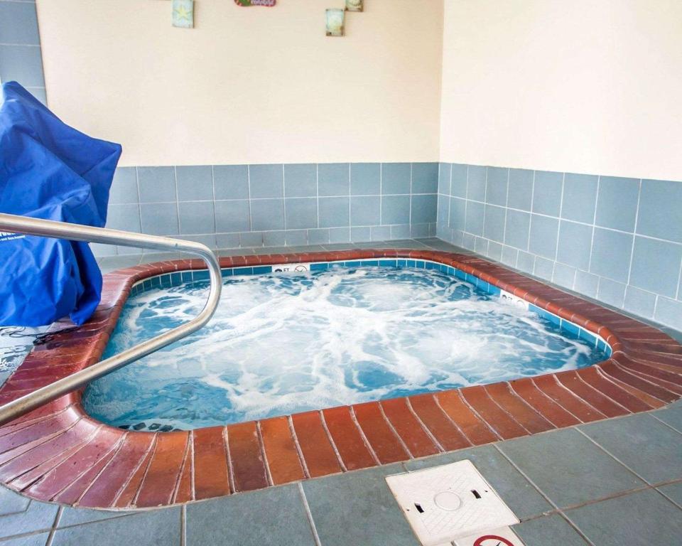 Comfort Inn Bourbonnais - image 2