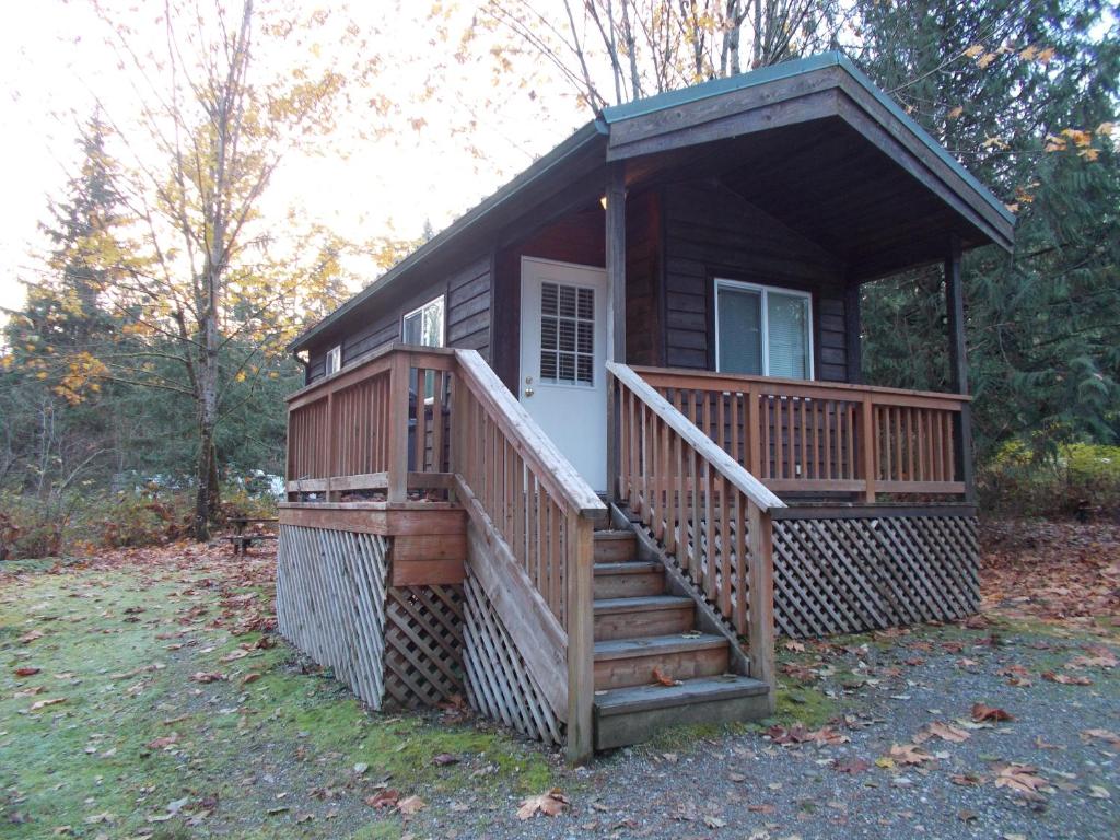 Mount Vernon Camping Resort Studio Cabin 5 - image 2