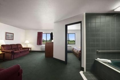 Super 8 by Wyndham Bowling Green - image 2