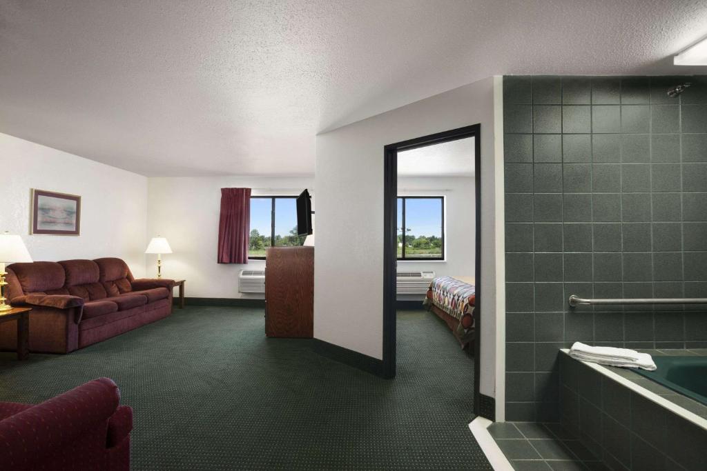 Super 8 by Wyndham Bowling Green - image 2