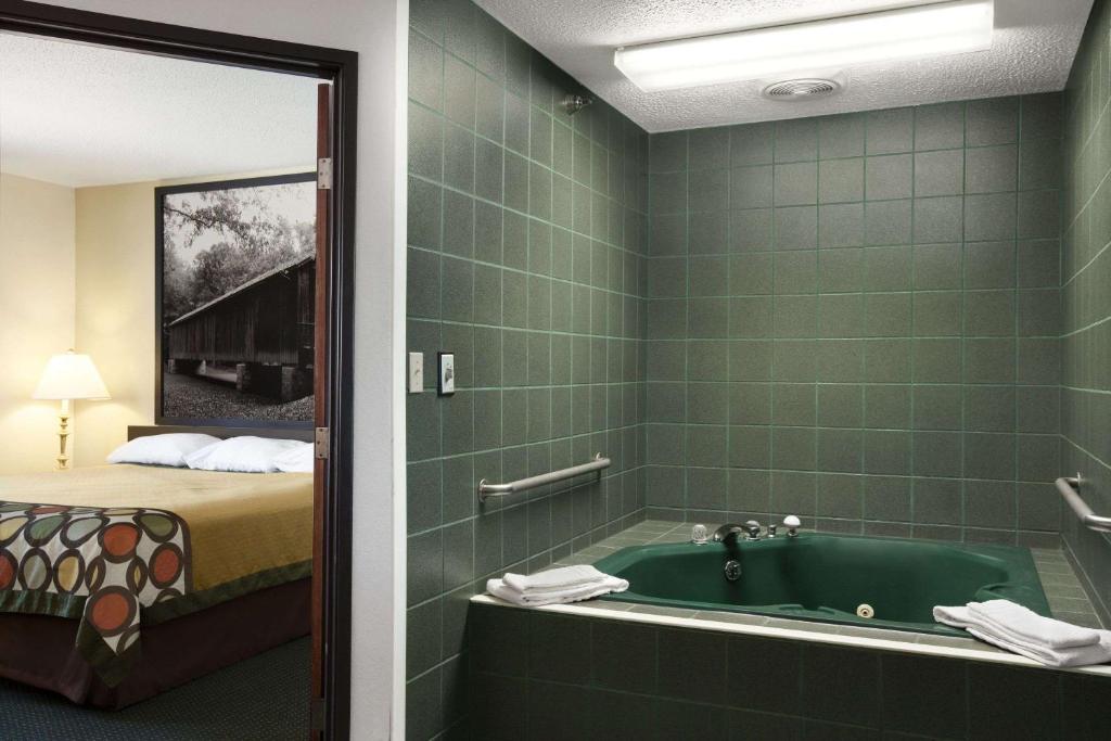 Super 8 by Wyndham Bowling Green - image 7