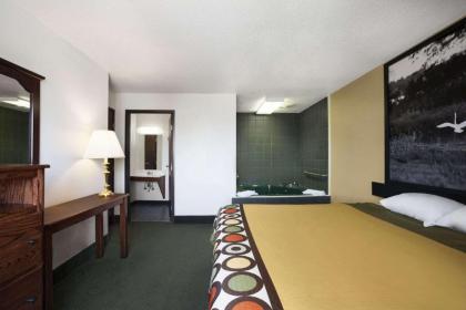 Super 8 by Wyndham Bowling Green - image 9