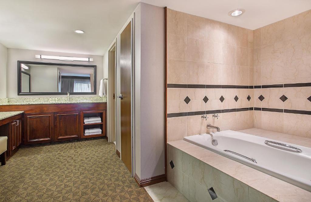 Holiday Inn University Plaza-Bowling Green an IHG Hotel - image 4