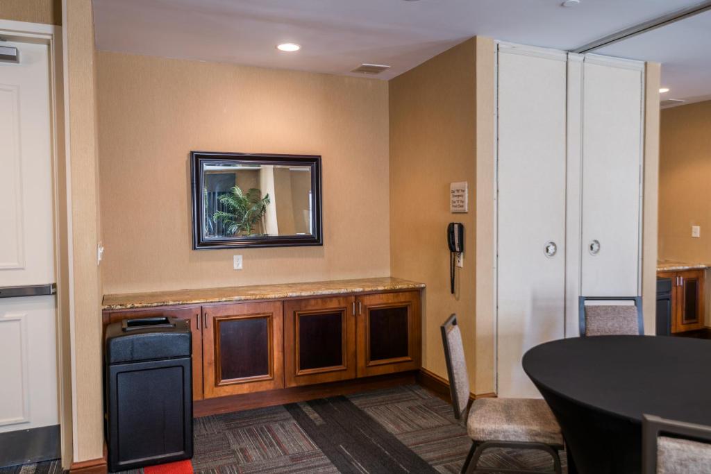 Hilton Garden Inn Bowling Green - image 2
