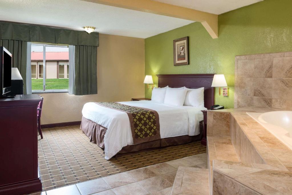 Ramada by Wyndham Bowling Green - image 5