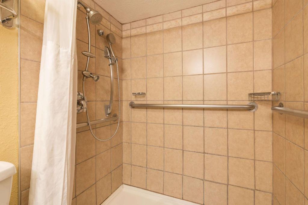 Ramada by Wyndham Bowling Green - image 7