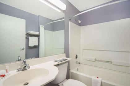 Microtel Inn Bowling Green - image 15