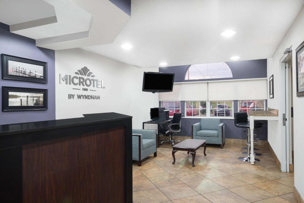 Microtel Inn Bowling Green - image 2