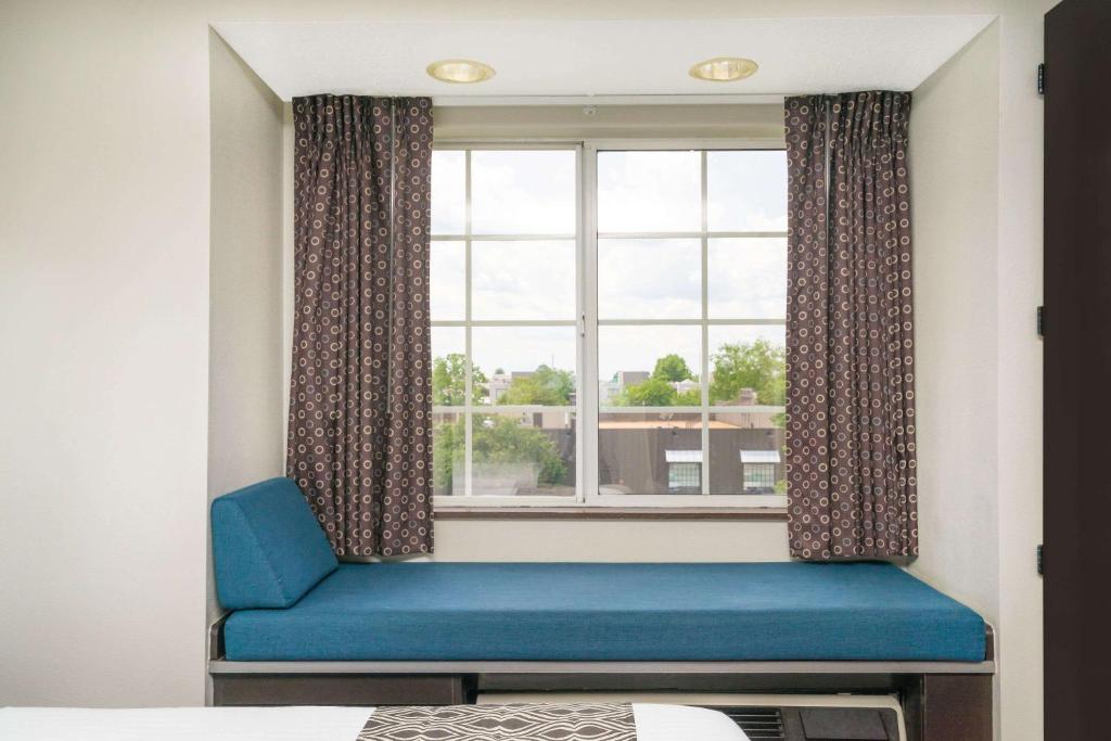 Microtel Inn Bowling Green - image 3