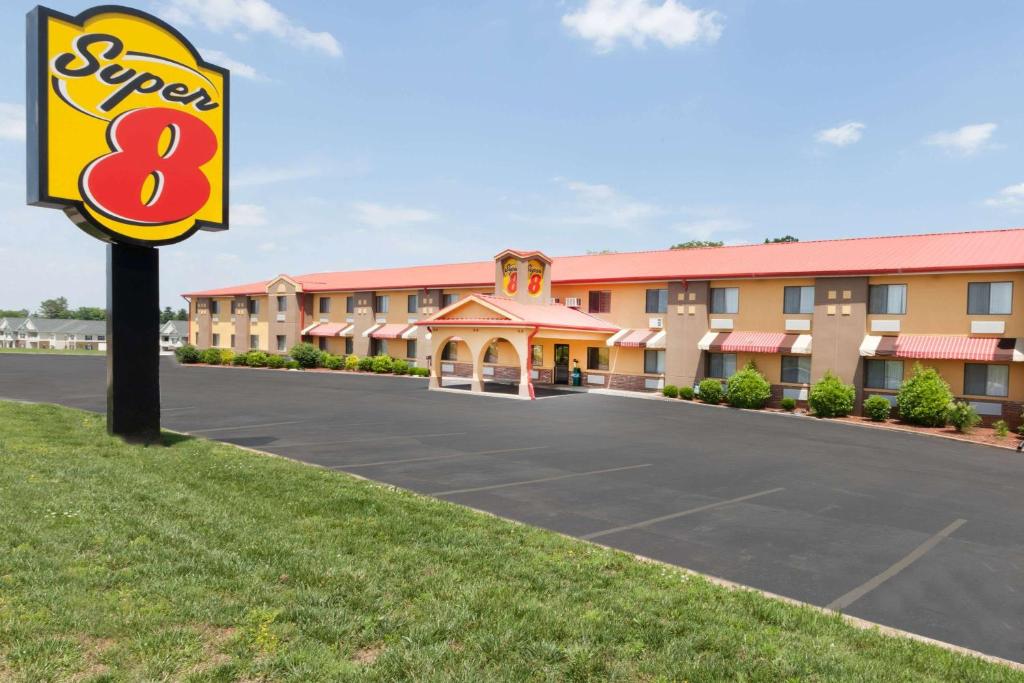 Super 8 by Wyndham Bowling Green South - main image